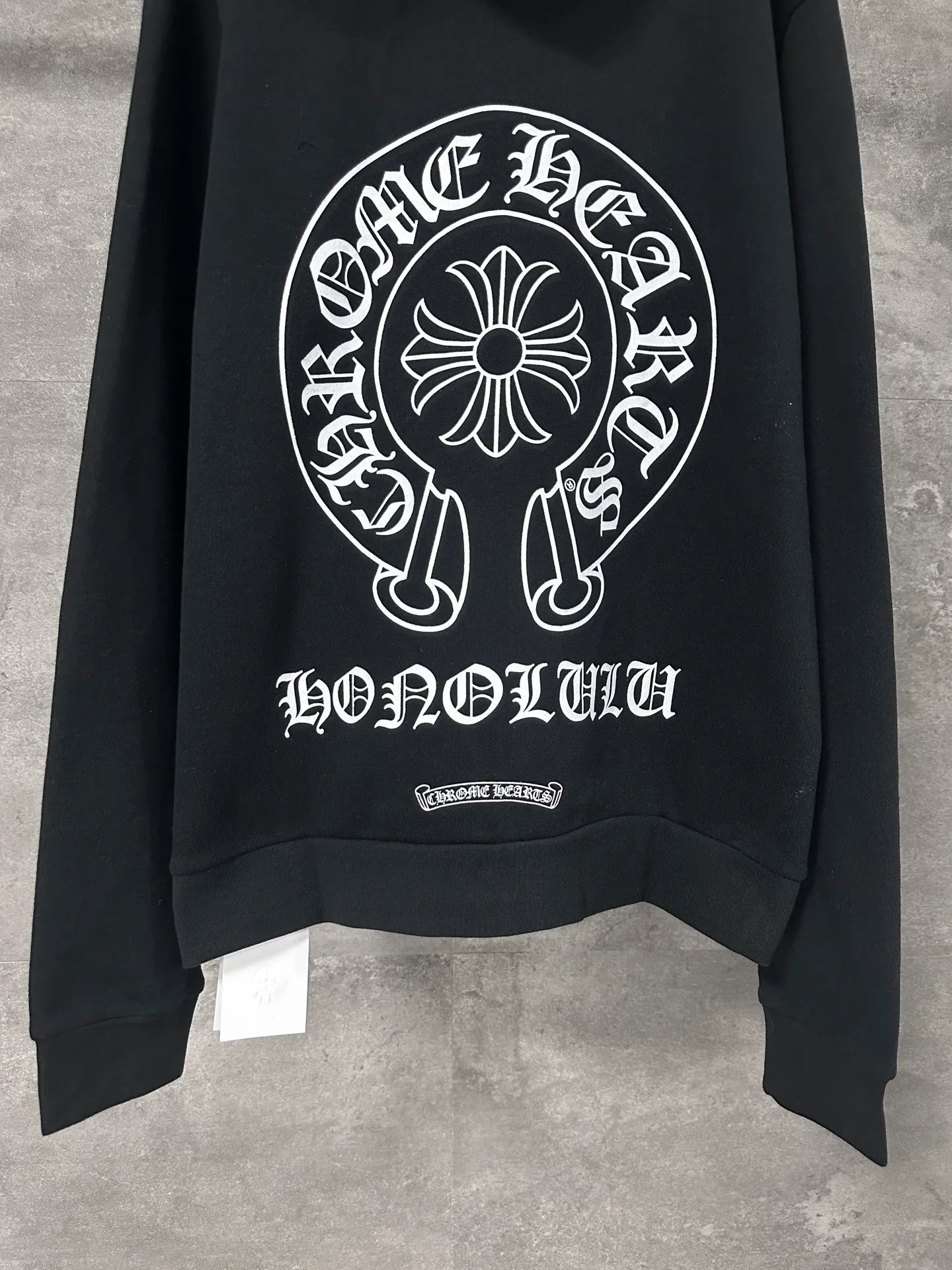 P350 💰 Chrome Hearte/Chrome Heart Sanskrit letter rattan flower cross horseshoe hooded zipper sweatshirt jacket 25SS New York City limited zipper hooded sweatshirt The fabric is made of 420g thin velvet coarse fish scale fabric. The printing is based on the original version with hand glue printing. The finished product is brushed and washed to shape. It feels very good. Real antique silver chain head (focus: zipper puller is sprayed with silver to make it old) size: S M L